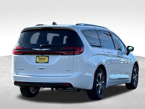 New 2026 Chrysler Pacifica Pinnacle image 9