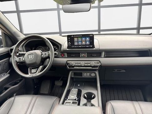 Used 2025 Honda Pilot TrailSport image 17