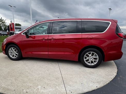 Used 2025 Chrysler Pacifica Select FWD image 4