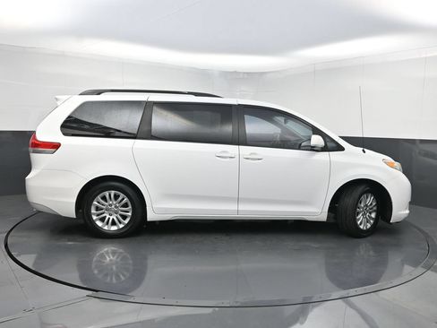 Used 2013 Toyota Sienna XLE FWD image 39