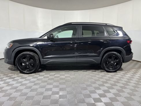 Used 2025 Volkswagen Taos SE AWD/4WD image 5
