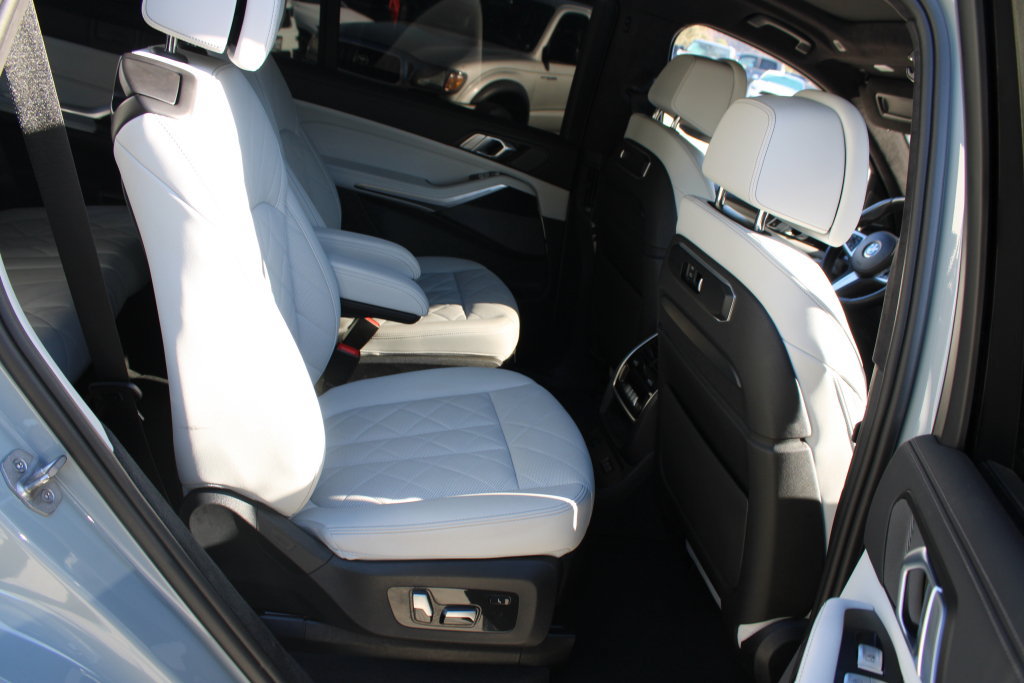 Used 2024 BMW X7 xDrive40i w/ M Sport Package AWD/4WD image 14