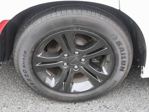 Used 2019 Dodge Charger SXT image 11