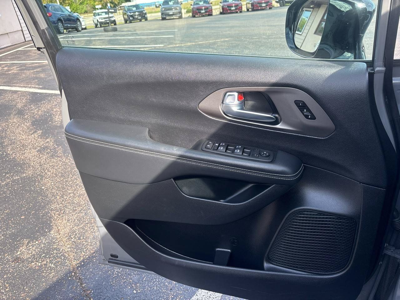 Used 2025 Chrysler Pacifica Select FWD image 9
