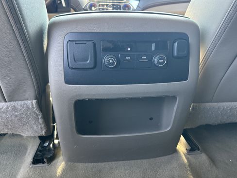 Used 2018 Chevrolet Suburban LT image 23