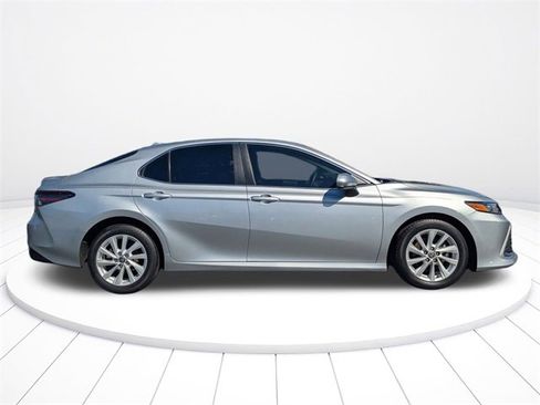 Used 2022 Toyota Camry LE image 2