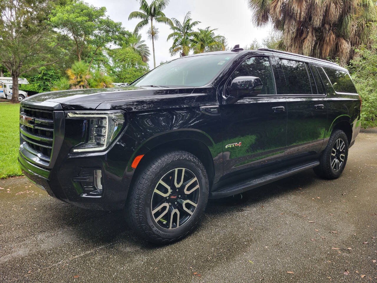 Used 2023 GMC Yukon XL AT4 AWD/4WD image 3