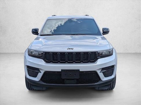 Used 2024 Jeep Grand Cherokee Altitude image 2