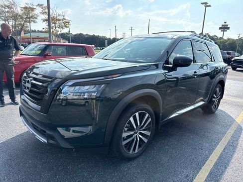 Used 2025 Nissan Pathfinder Platinum FWD image 1