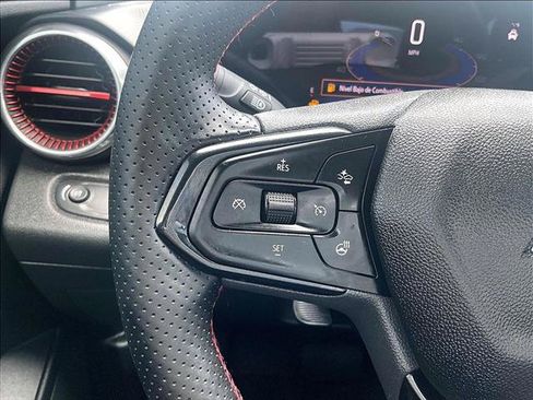 Used 2025 Chevrolet Trax RS FWD image 20
