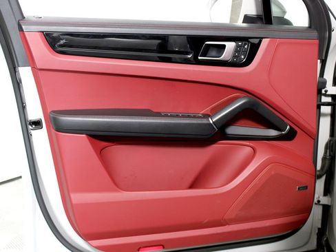 Used 2022 Porsche Cayenne Premium Pkg image 6