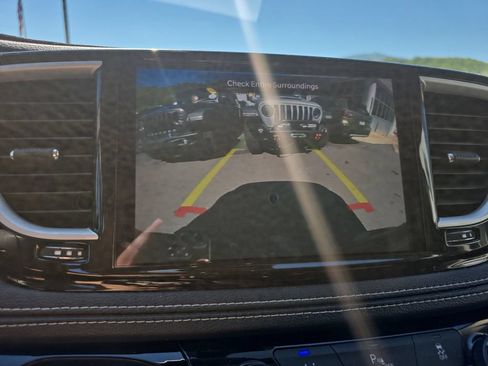 Used 2022 Chrysler Pacifica Touring-L FWD image 22