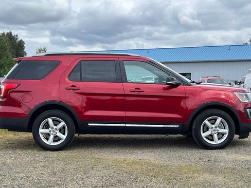 Used 2016 Ford Explorer XLT w/ Equipment Group 202A image 3