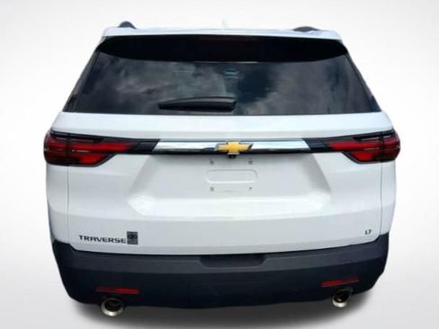 Used 2023 Chevrolet Traverse LT FWD image 2