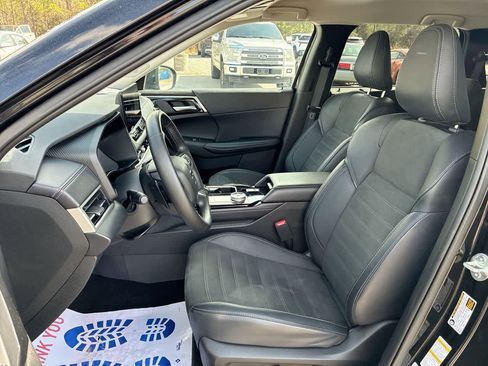 Used 2025 Mitsubishi Outlander SE image 25