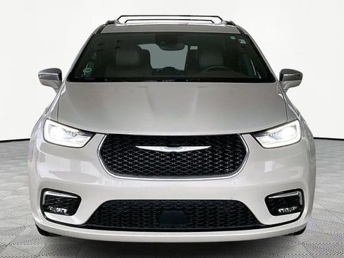 Used 2021 Chrysler Pacifica Limited w/ Uconnect Theater Family Group image 2