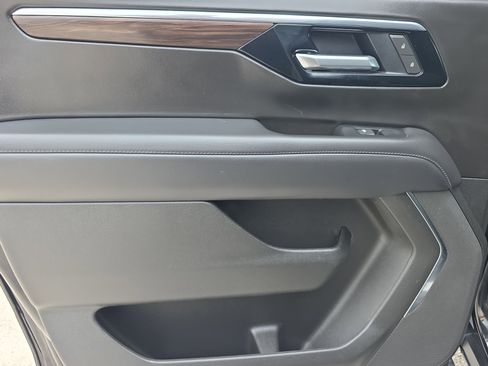 Used 2025 Chevrolet Suburban Z71 AWD/4WD image 13