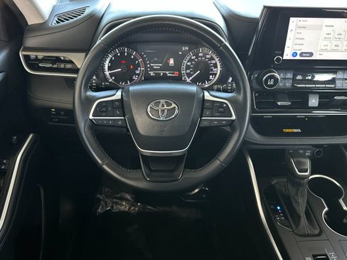 Used 2024 Toyota Highlander XLE FWD image 13