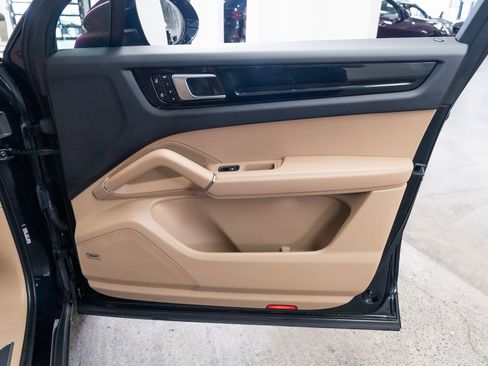 Used 2023 Porsche Cayenne image 24