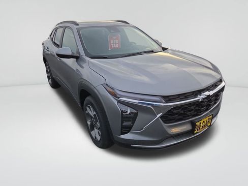 New 2025 Chevrolet Trax LT w/ LT Convenience Package image 8