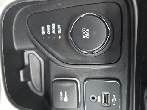 Used 2020 Jeep Compass Latitude w/ Popular Equipment Group AWD/4WD image 19