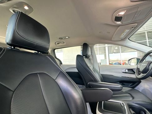 Used 2023 Chrysler Pacifica Touring-L FWD image 18