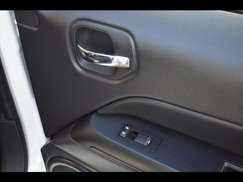 Used 2016 Jeep Patriot Latitude AWD/4WD image 33
