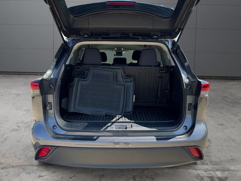 Used 2023 Toyota Highlander L FWD image 19