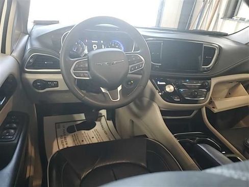 Used 2023 Chrysler Pacifica Limited FWD image 4