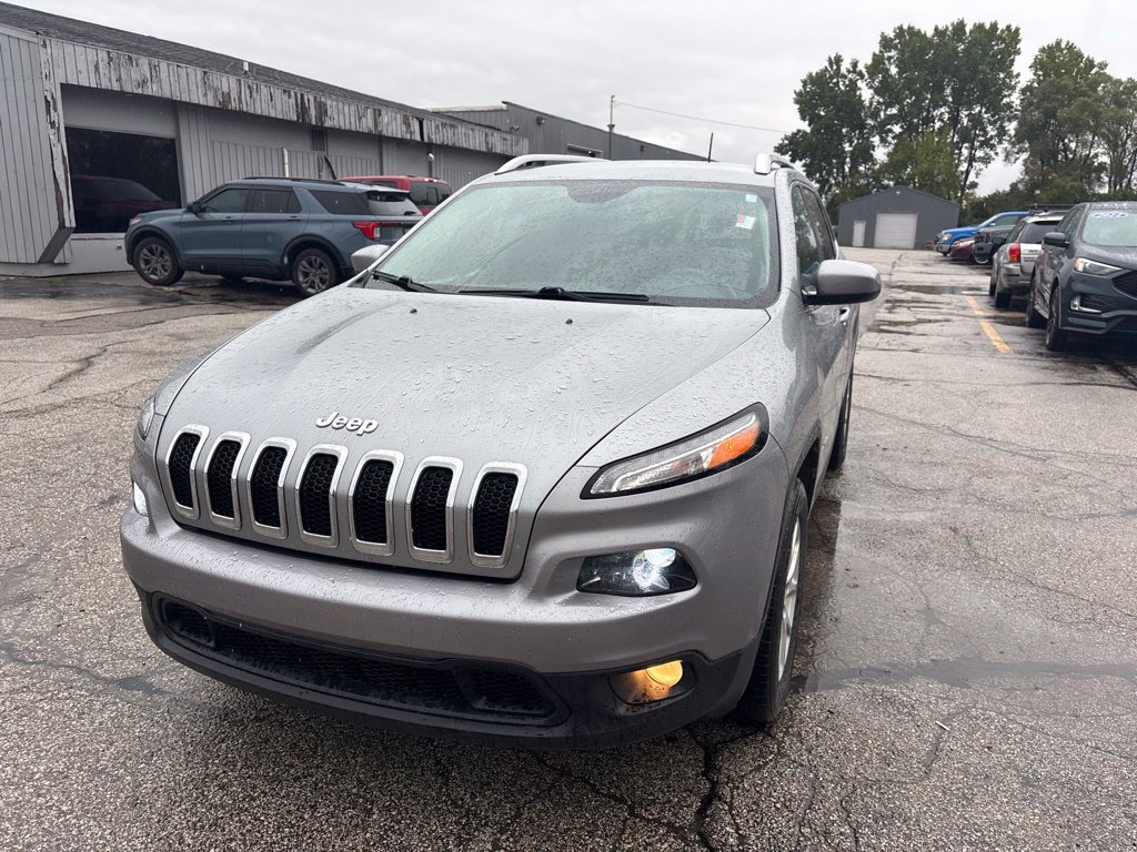 Used 2017 Jeep Cherokee Latitude w/ Cold Weather Group AWD/4WD image 3