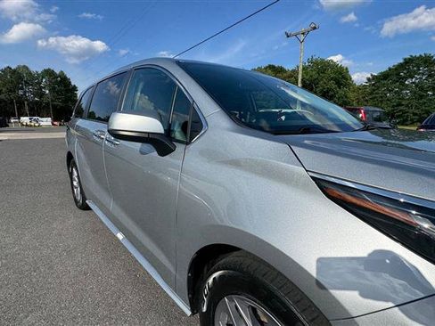 Used 2023 Toyota Sienna XLE AWD/4WD image 21
