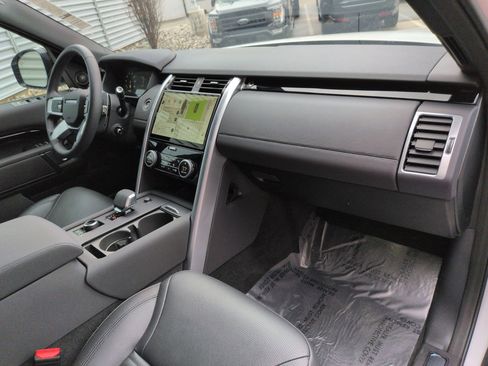 Used 2025 Land Rover Discovery S image 32