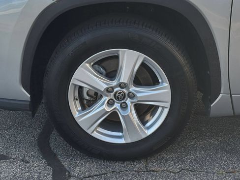 Used 2025 Toyota Highlander LE FWD image 33