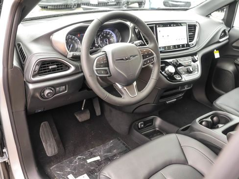 New 2026 Chrysler Pacifica Select FWD image 3