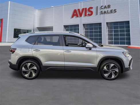 Used 2025 Volkswagen Taos SE image 5