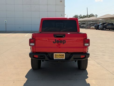 Used 2025 Jeep Gladiator Sport image 4