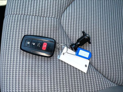 Used 2022 Toyota Highlander LE AWD/4WD image 14