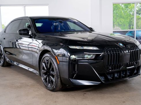 Used 2023 BMW 760i xDrive w/ Executive Package image 4