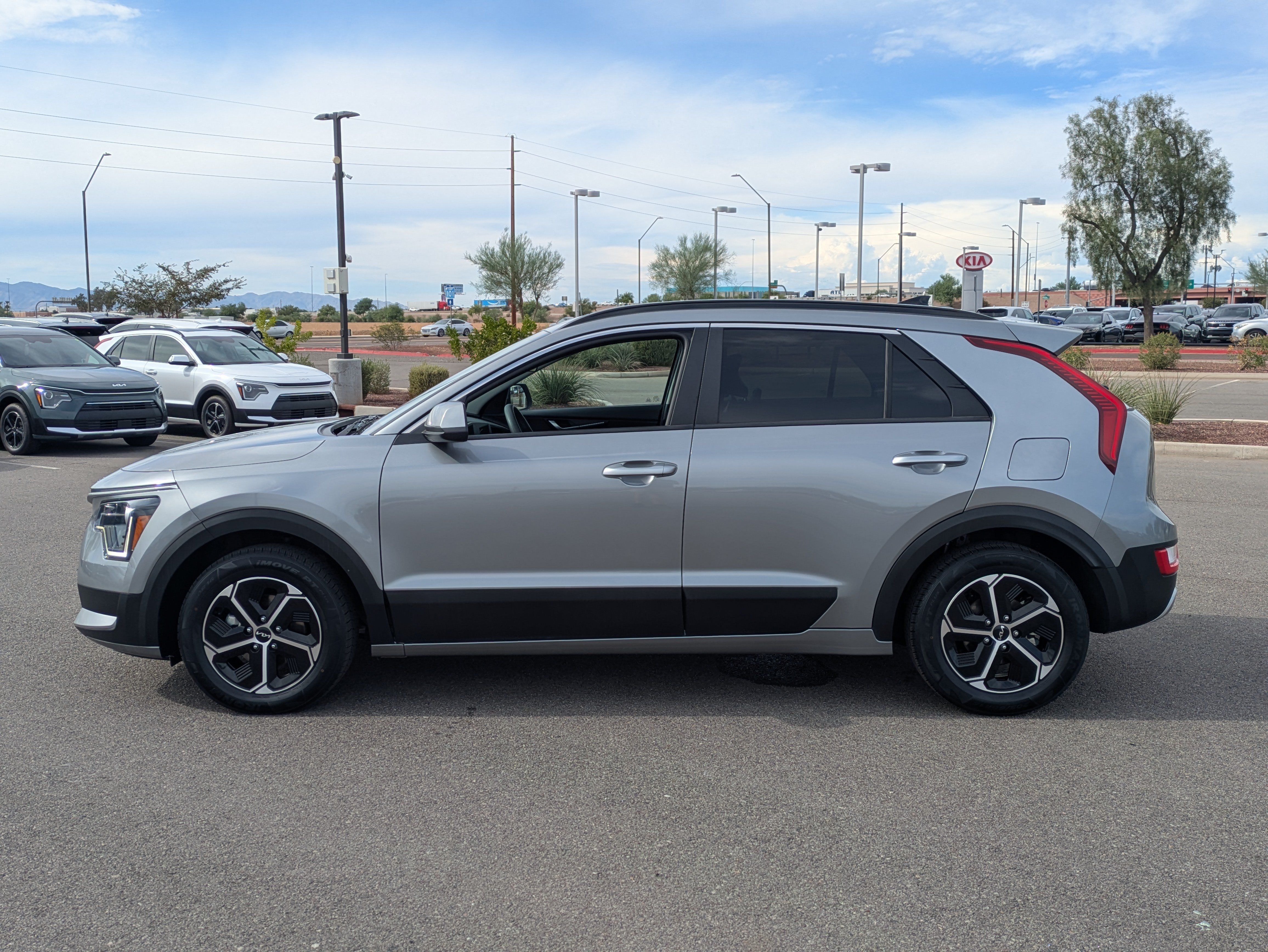 Certified 2025 Kia Niro LX FWD image 2