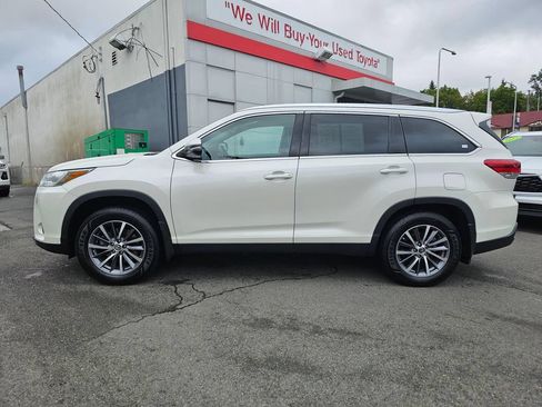 Used 2019 Toyota Highlander XLE AWD/4WD image 4