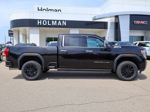 Used 2022 GMC Sierra 2500 Denali w/ Denali Black Diamond Edition AWD/4WD image 2