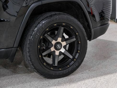 Used 2017 Jeep Grand Cherokee Limited image 56