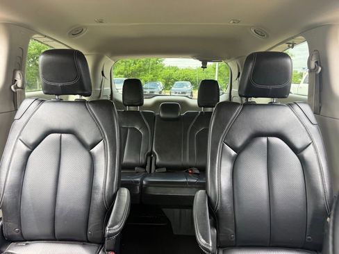 Used 2023 Chrysler Pacifica Touring-L FWD image 20