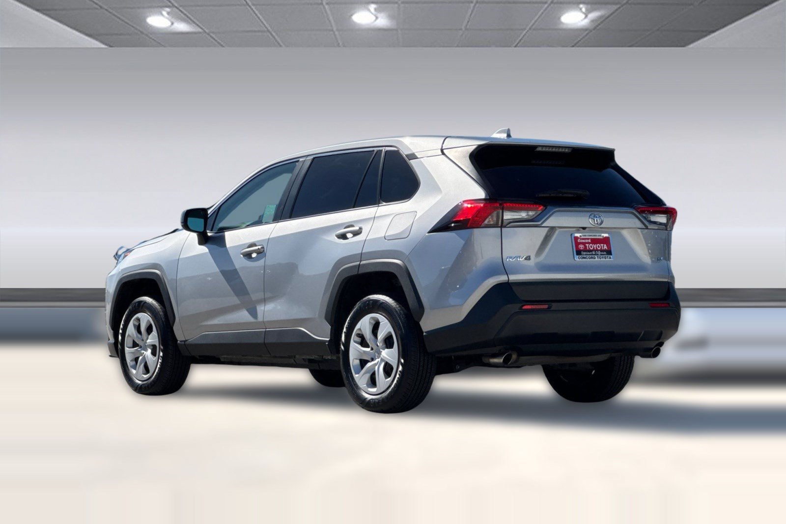 Used 2023 Toyota RAV4 LE FWD image 3