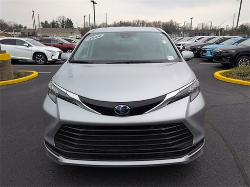 Certified 2024 Toyota Sienna LE image 2