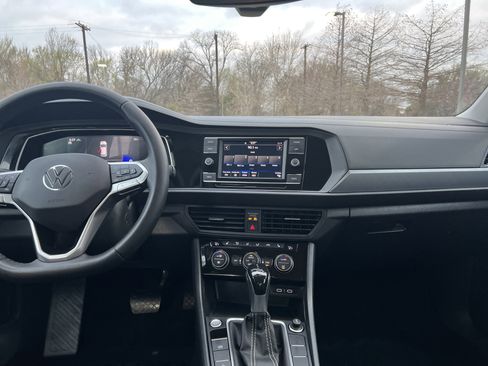 Certified 2023 Volkswagen Jetta SE image 27