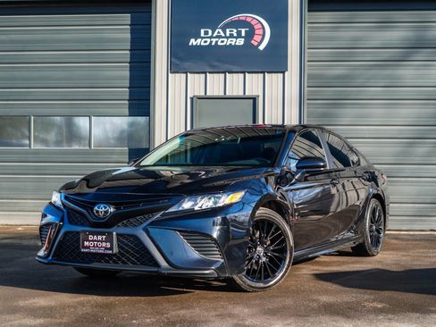 Used 2020 Toyota Camry SE FWD image 3