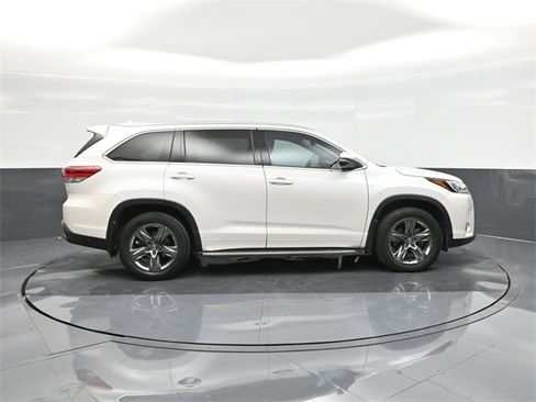 Certified 2019 Toyota Highlander Limited Platinum image 26