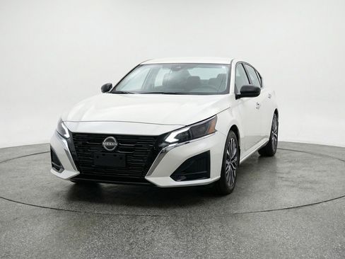 Used 2025 Nissan Altima 2.5 SV FWD image 2