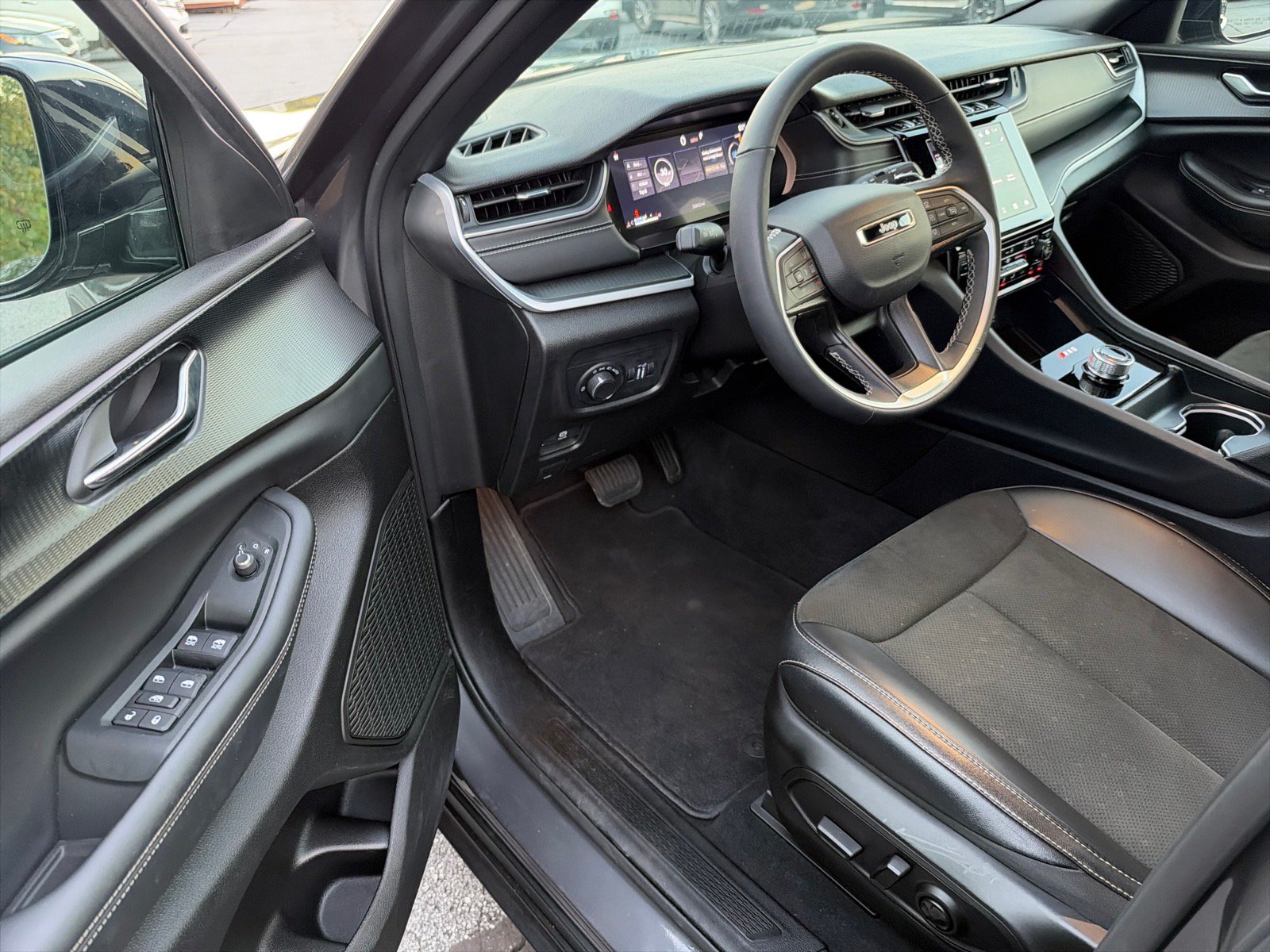 Used 2025 Jeep Grand Cherokee Altitude RWD image 8